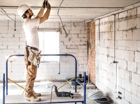 instalador-electricista-herramienta-sus-manos-trabajando-cable-sitio-construccion